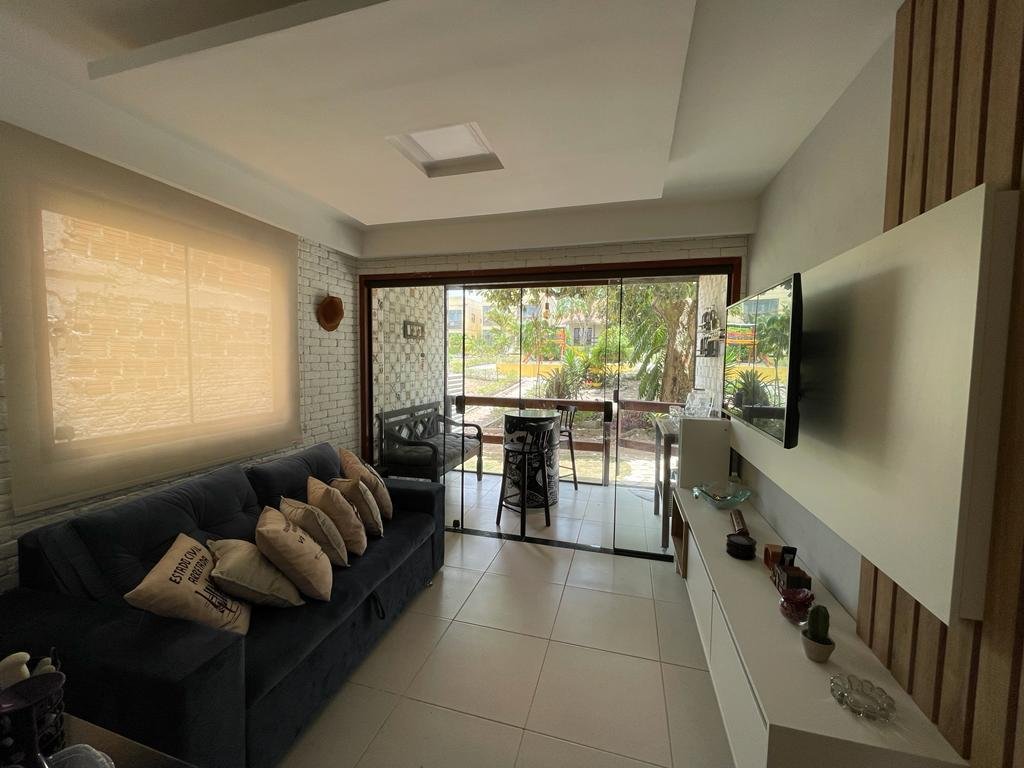 Sala de estar com sofá e varanda ao fundo